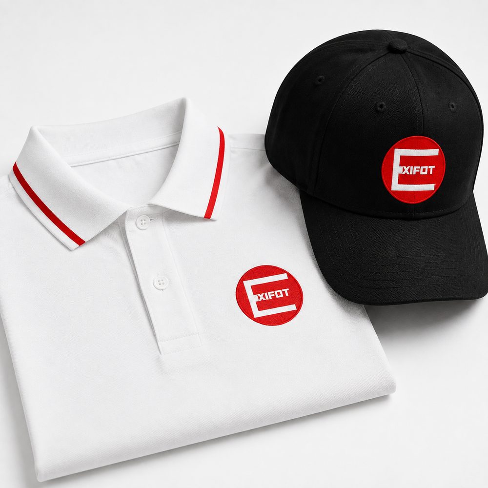 Polo blanco y gorra negra con el logo EXIFOT bordado